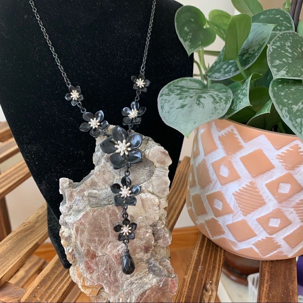 Flower drop sparkle necklace